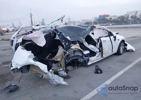 2022 Tesla Model Y Long Range Dual Motor All-Wheel Drive z USA, uszkodzony, nr VIN 7SAYGDEE5NF552504